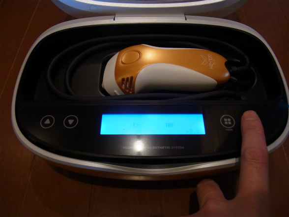 スタートのボタンを押して電源を入れます。